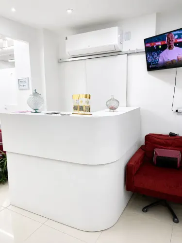 RECEPÇÃO GRANDE E MODERNA PARA SALÃO OU CLÍNICA
