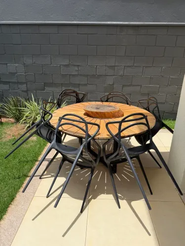 Mesa de Madeira com cadeiras