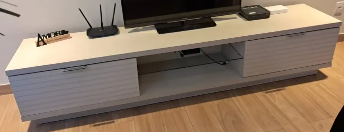 Rack Branco Premium para TV Grande com Nicho de Vidro e 2,40 metros