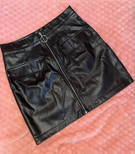  Mini Saia Couro Fake Preta com Zíper Frontal de Argola