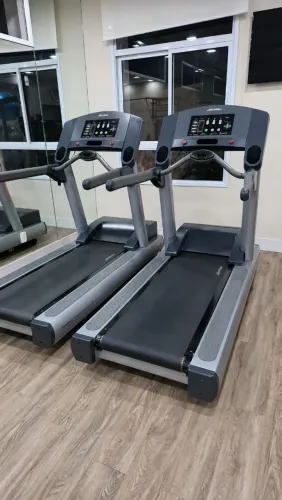 2 Esteiras Life Fitness - Lonas originais<br>Horizontal - R$ 13.800