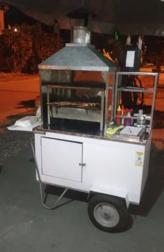 Carrinho de espetinho com depósito para bebidas