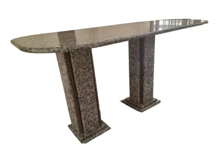 Mesa de granito esrilo romana 1,55x0,86x0,80. Partes desmontáveis. Parcelamos. B. Glória.