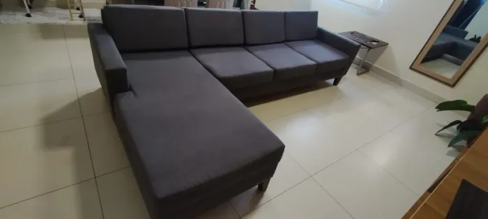 Sofá 4 Lugares Living com Chaise Esquerdo Pés e Base em Madeira Linho Cotton Grafite