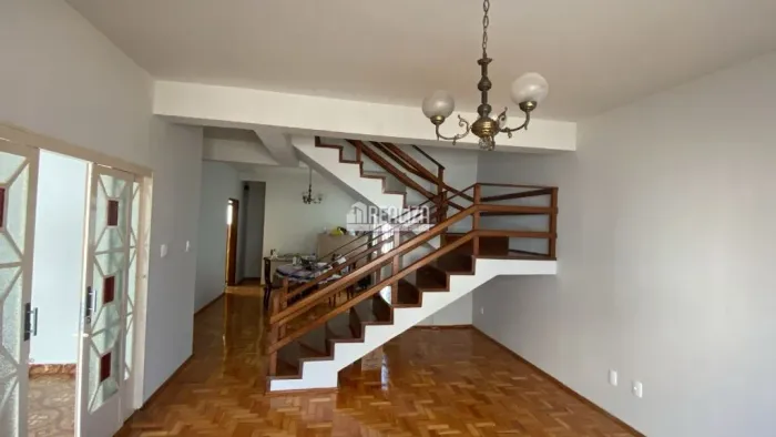 Casa com 6 dormitórios no bairro Fabrício em Uberaba