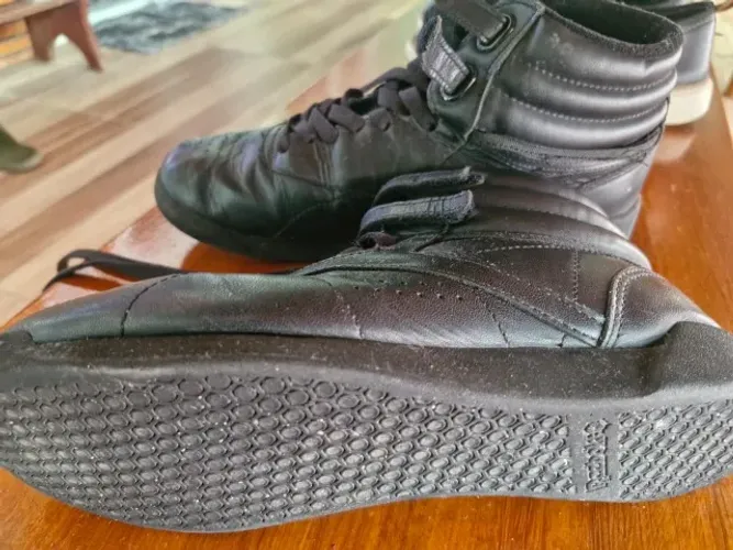 Bota Preto Unisex Reebok bem conservada