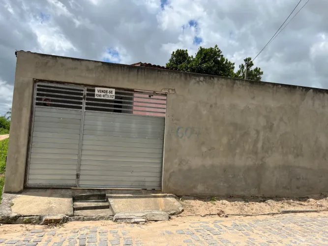 Vendo casa 3/4 (01 suíte) em Montanhas