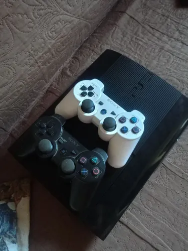 Vende-se ps3 desbloqueado contem 2 controles originais,com 12 jogos em mídia física!