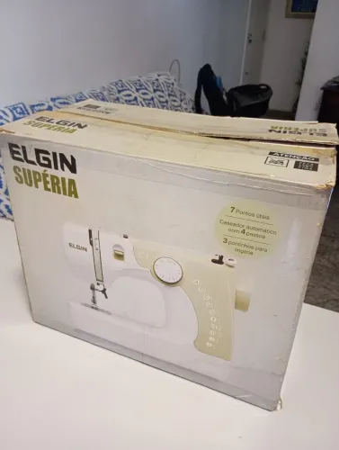 Máquina de costura semi nova 