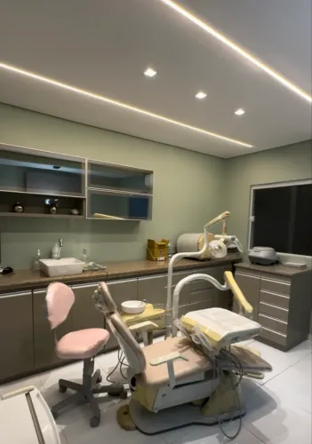 CADEIRA ODONTOLÓGICA E COMPRESSOR