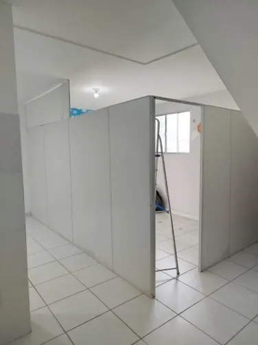 Divisórias de escritório de 4mt comprimento X 2,70 largura X 2,75 altura. Com porta de 70