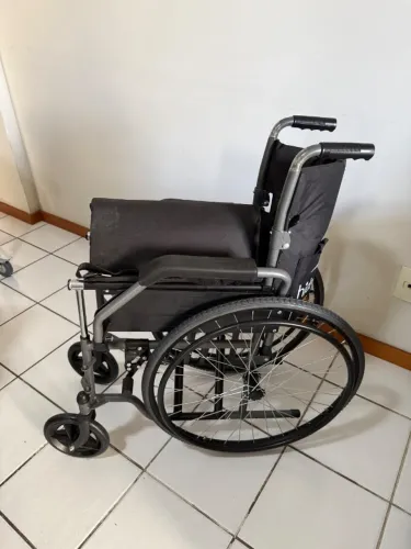 Cadeira de rodas seminova