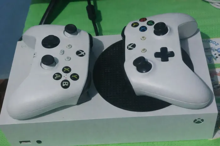 XBOX SERIES S + 2 CONTROLES + CABOS