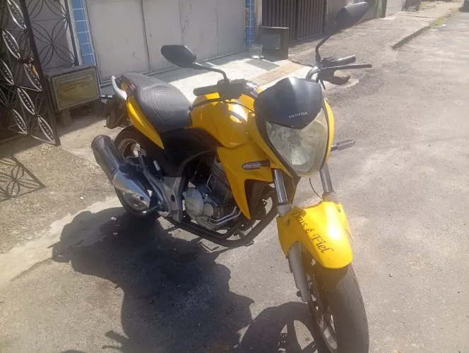 CB 300 impecável