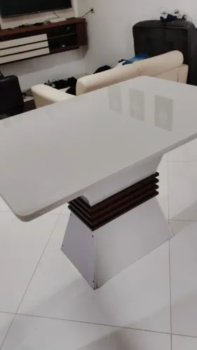 Mesa retangular com 4 cadeiras, tampo de madeira com vidro branco leitosa