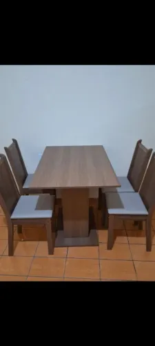 Mesa com 4 cadeiras