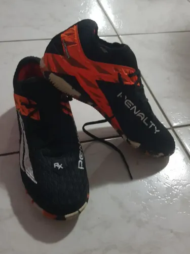 Chuteira Penalty Locker | Laranja e Preto