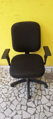 CADEIRA GIRATÓRIA COM APOIO DE BRAÇO