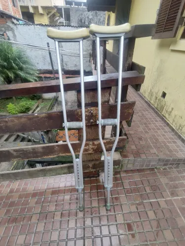 Muletas de alumínio, altura até 178 cm, peso até 130 kg