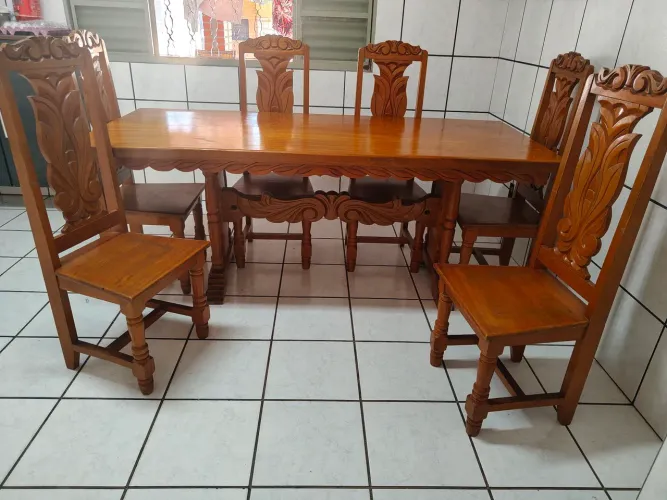 Mesa com 6 cadeiras em cerejeira maciça entalhada
