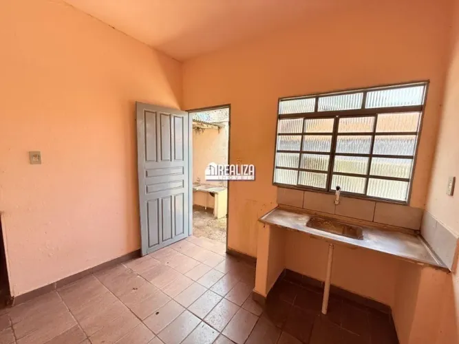 Casa com 2 Quarto(s) e 1 banheiro(s) para Alugar, 80 m² por R$ 1360 / Mês