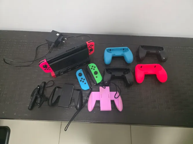 Nintendo Switch 4 controles + base 