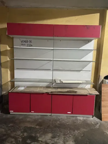 Estante com Prateleiras de Vidro