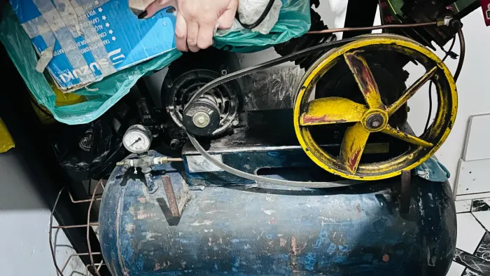 COMPRESSOR DE AR INDUSTRIAL - FORTE E FUNCIONANDO