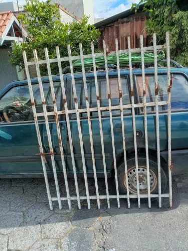 Uma grade portão mede um e trinta  e três pôr um  e setenta de altura tá bem boa  