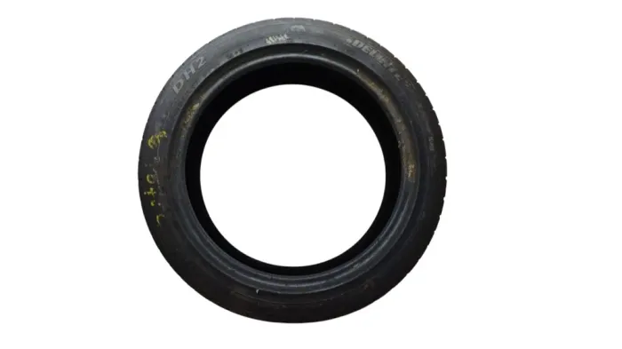 Pneu usado 235/45 R17 delinte 