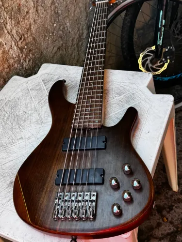 Vendo baixo tagima millenium 6 cordas original