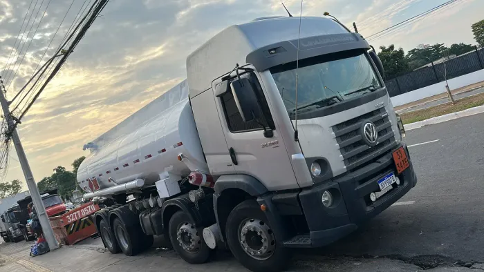 Caminhão tanque combustível