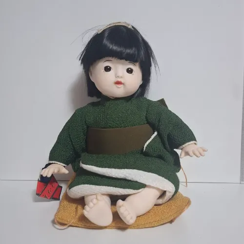 Boneca japonesa de borracha e tecido