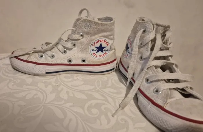 Roupas e tenis infantil e roupas Milon, fantasia Jasmine original Disney entre outros