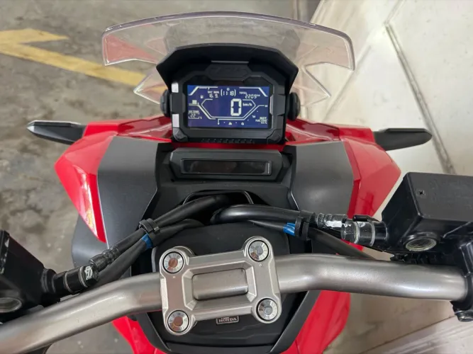 Vendo,moto muito nova!!! Unica dona todas as revisoes feitas na autorizada nada pra fazer