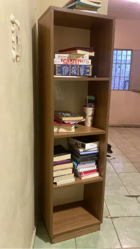 Estante de livros móvel planejada com quatro compartimentos