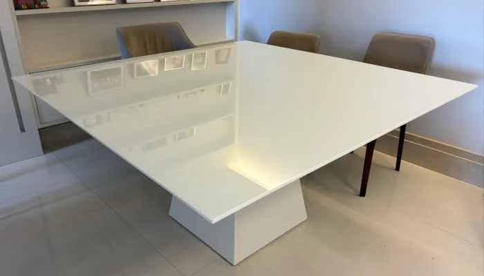 Mesa de laca branca 1,50x1,50m com tampo de vidro extraclean