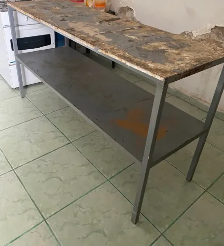 Mesa industrial de metal com duas prateleiras 