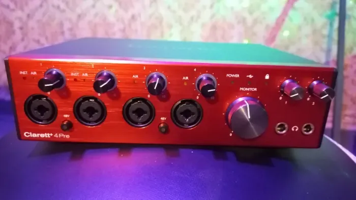 Interface de Áudio Clarett +4Pre