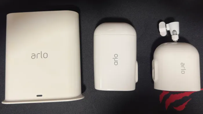 Kit com 2 câmeras a bateria e HUB Arlo