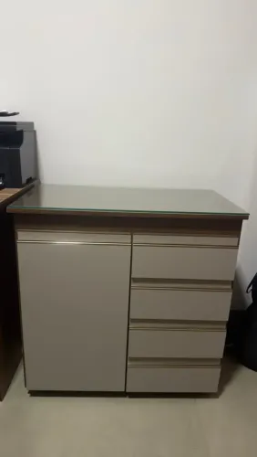 Gaveteiro Balcão com Rodinhas, Porta e 4 Gavetas + Tampo de Vidro