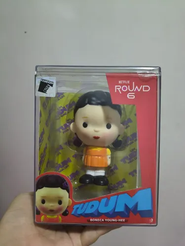 Kit Colecionador Netflix Tudum - Boneca Round 6, Lata, Pins e Photocards