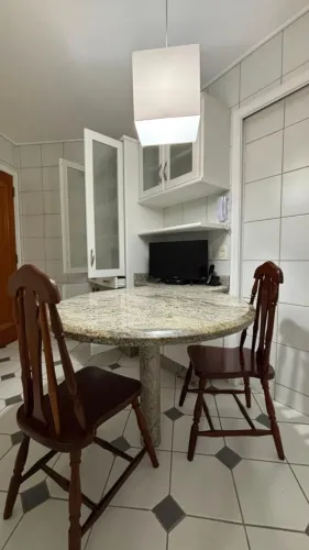 Conjunto de cozinha, armário e mesa orgânica em granito