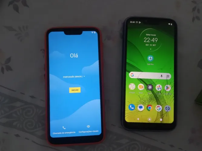 Dois celulares moto g7 Power, sendo um funcionando e outro com problemas.