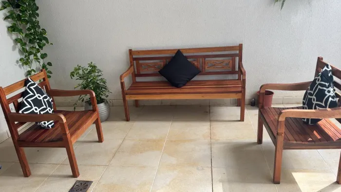 Conjunto de bancos de madeira maciça