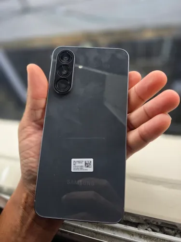 Galaxy a56 256gb - 12ram vendo e troco, muito novo.