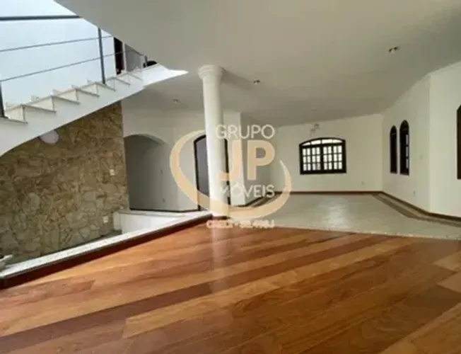 Sobrado para aluguel e venda possui 460 metros quadrados com 4 quartos