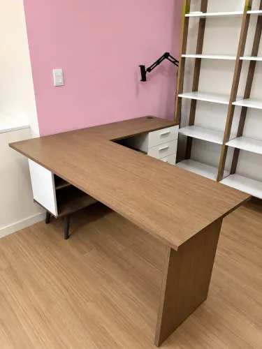 Mesa escritório home office gamer em L novinha com 4 nichos e 3 gavetas.