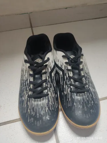 Chuteira de salão umbro