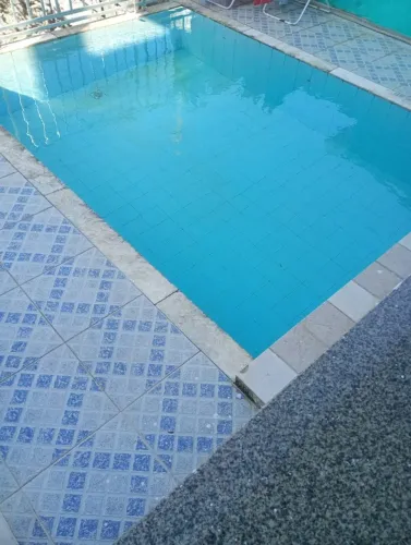 Casa de dois andares com piscina e garagem em condomínio fechado